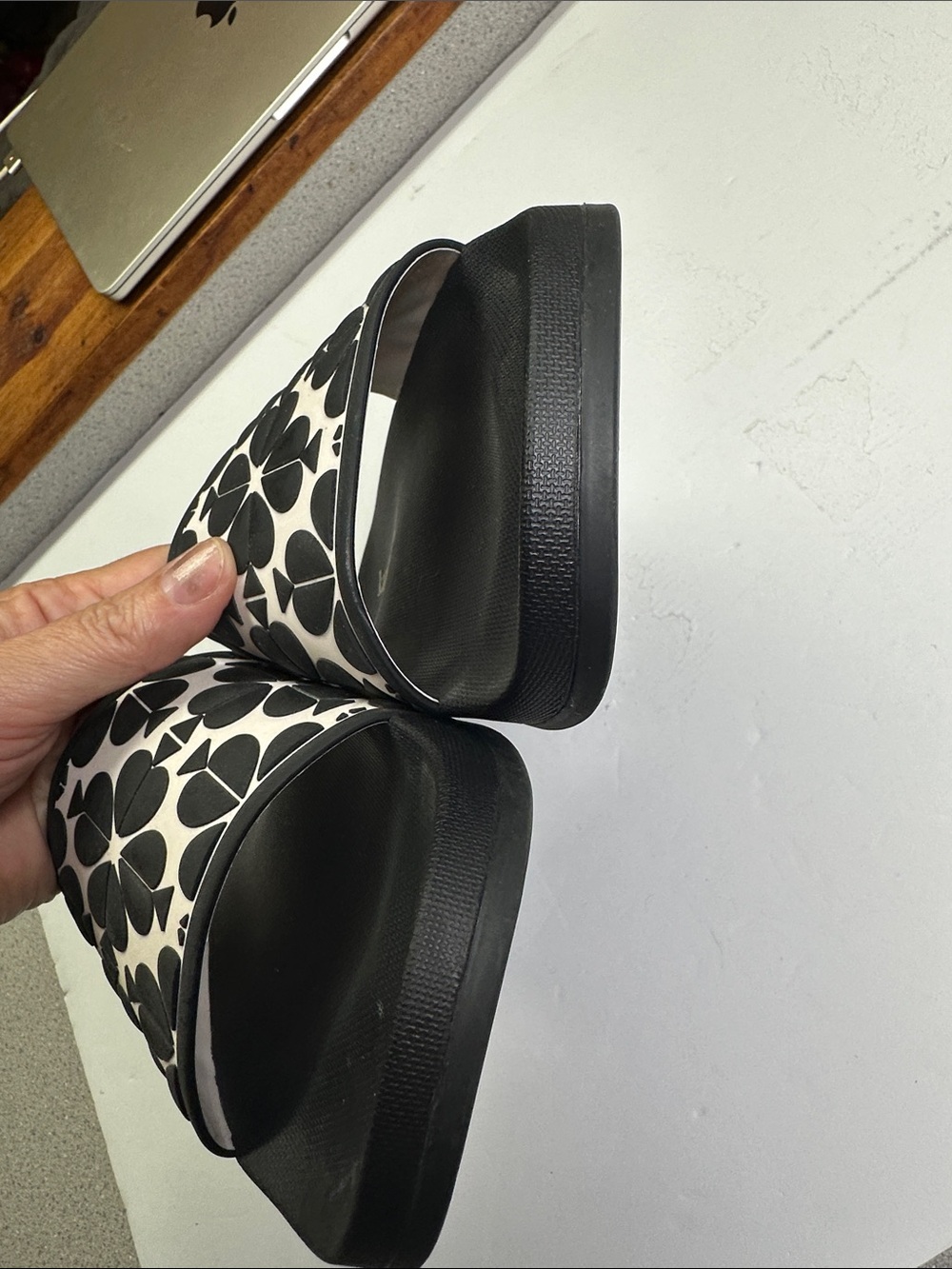 Kate Spade New York Olympia Slides, Black & White Flip Flop Sandals Size 10 - Picture 7 of 9